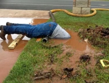 O αφοσιωμένος υδραυλικός με το τζιν που έχει ξετρελάνει το Τέξας